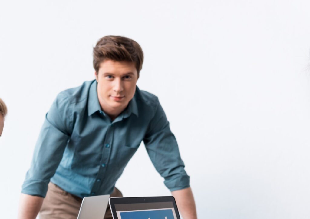 hombre jomen sonriente, interesado en la modificación de estancia por estudios a residencia